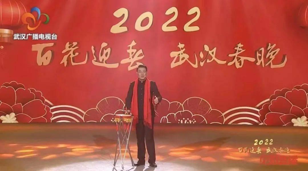 女朋友在你工作忙的时候让你陪她，你会先哄她还是工作完再说？