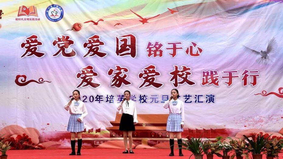 朝辞白帝彩云间千里江陵一日还的意思是什么？游戏画面