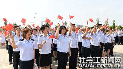 冬季最过瘾的牛骨吃法，不红烧不清炖，这样炖1锅出来吃不够！游戏画面