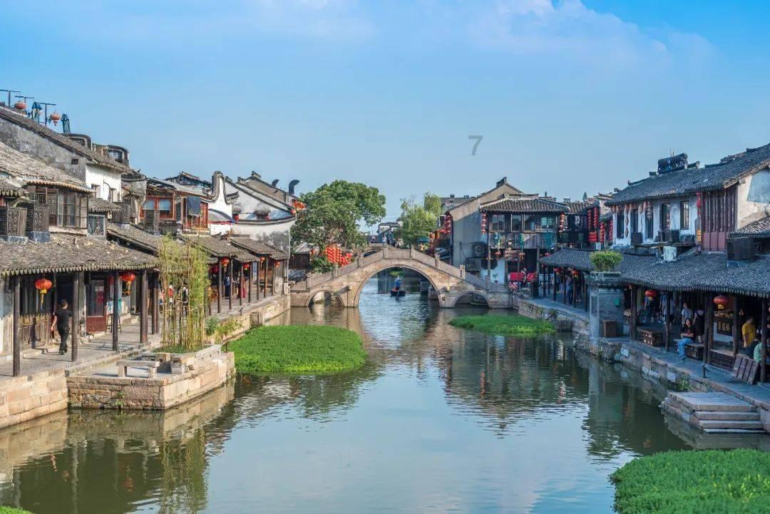 液体黄金鞋!高校向师生免费发放4万双跑鞋 一双1299元